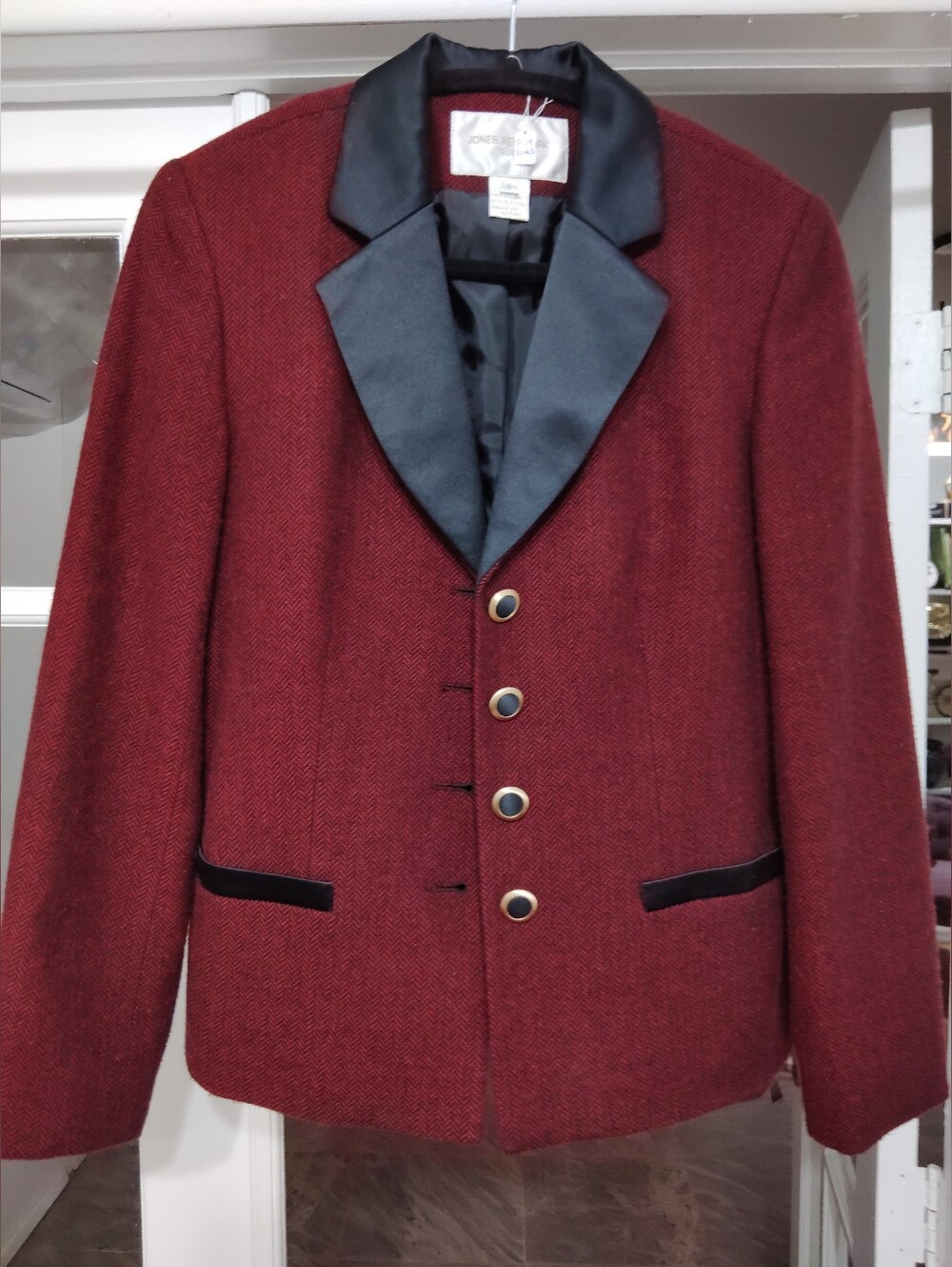 Jones New York Burgundy Blazer with Black Satin Lapel 🫰🏾💫